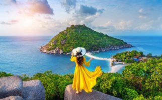 Beautiful girl standing on viewpoint at Koh Nangyuan island near Koh Tao island, Surat Thani in Thailand.